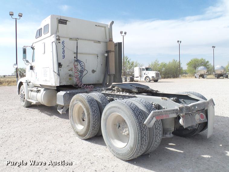 image for item DD1300 2007 International 9400i semi truck
