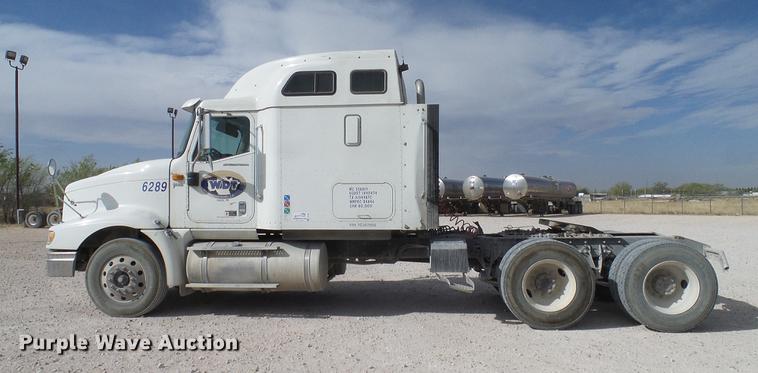image for item DD1300 2007 International 9400i semi truck