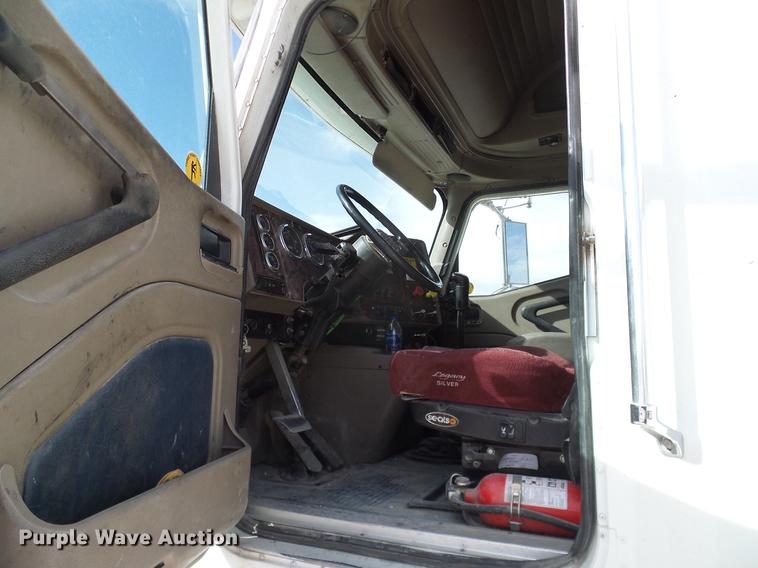 image for item DD1300 2007 International 9400i semi truck