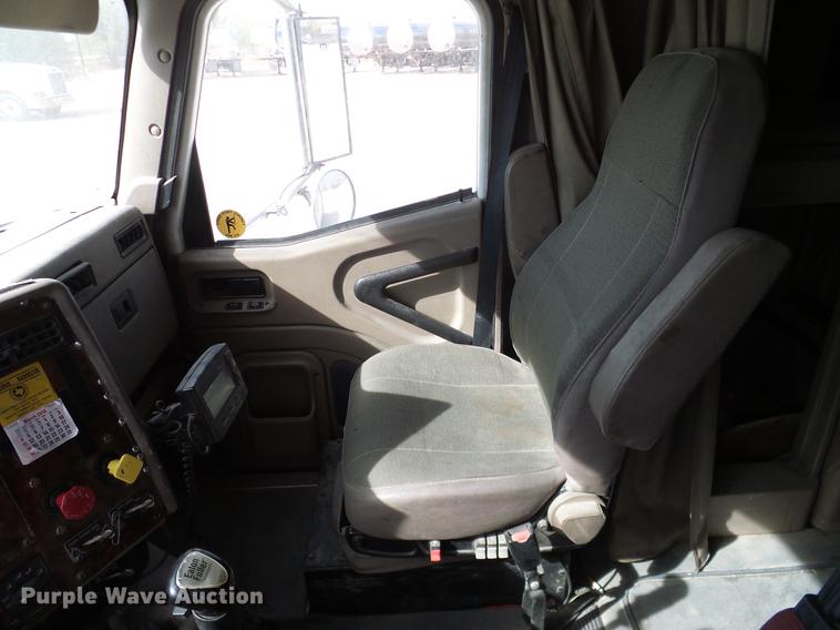 image for item DD1300 2007 International 9400i semi truck