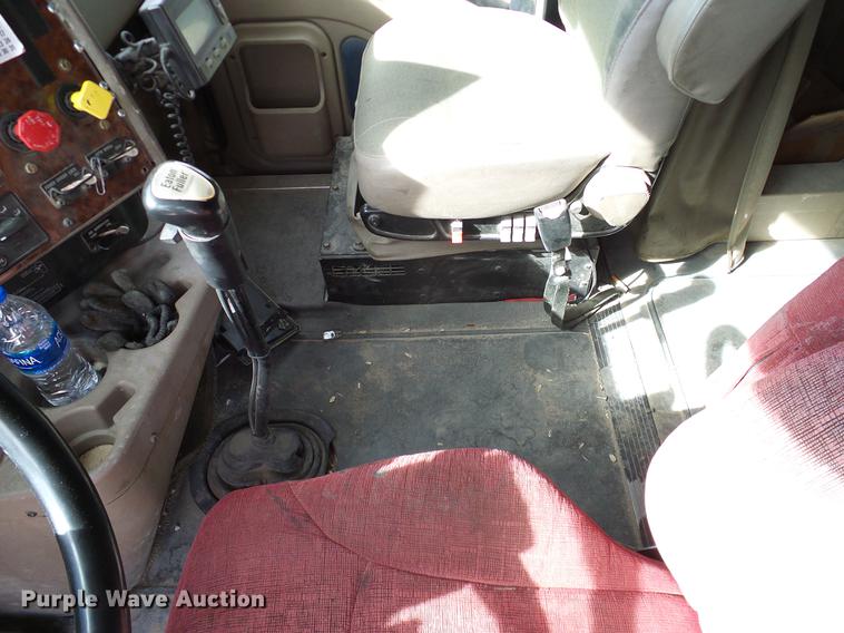 image for item DD1300 2007 International 9400i semi truck