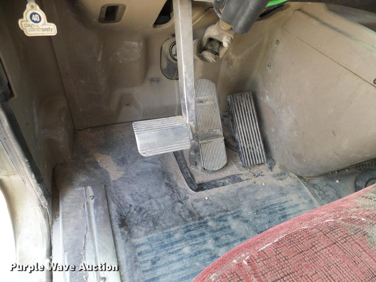 image for item DD1300 2007 International 9400i semi truck