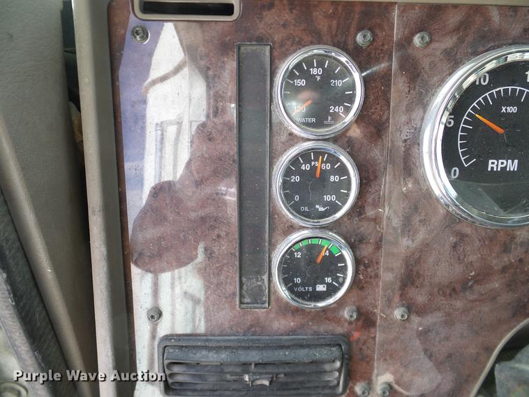 image for item DD1300 2007 International 9400i semi truck