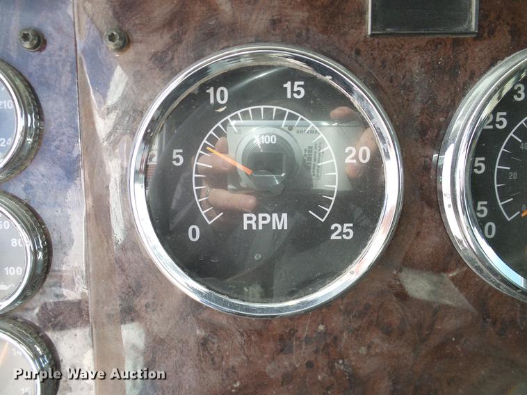 image for item DD1300 2007 International 9400i semi truck