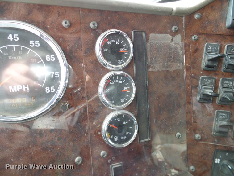 image for item DD1300 2007 International 9400i semi truck