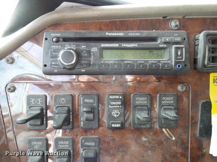 image for item DD1300 2007 International 9400i semi truck