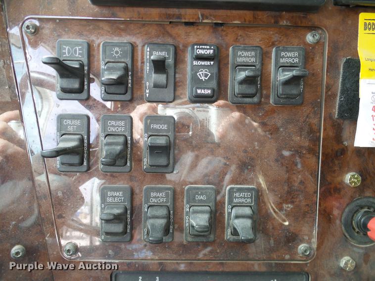 image for item DD1300 2007 International 9400i semi truck