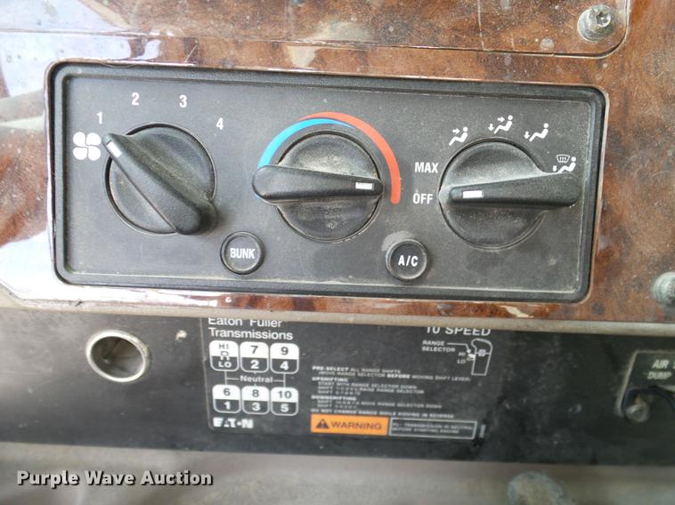 image for item DD1300 2007 International 9400i semi truck