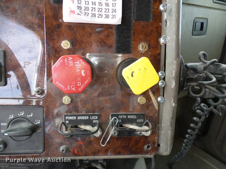 image for item DD1300 2007 International 9400i semi truck