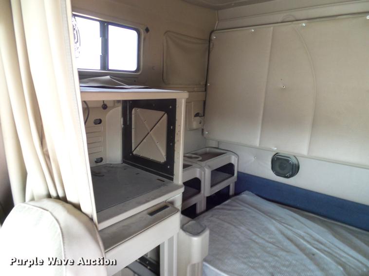 image for item DD1300 2007 International 9400i semi truck