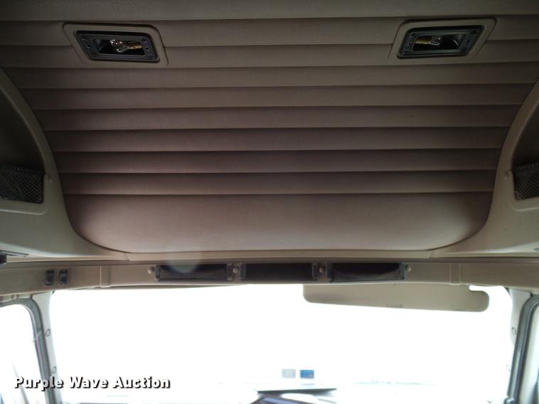 image for item DD1300 2007 International 9400i semi truck