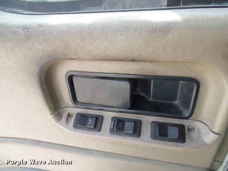 image for item DD1300 2007 International 9400i semi truck