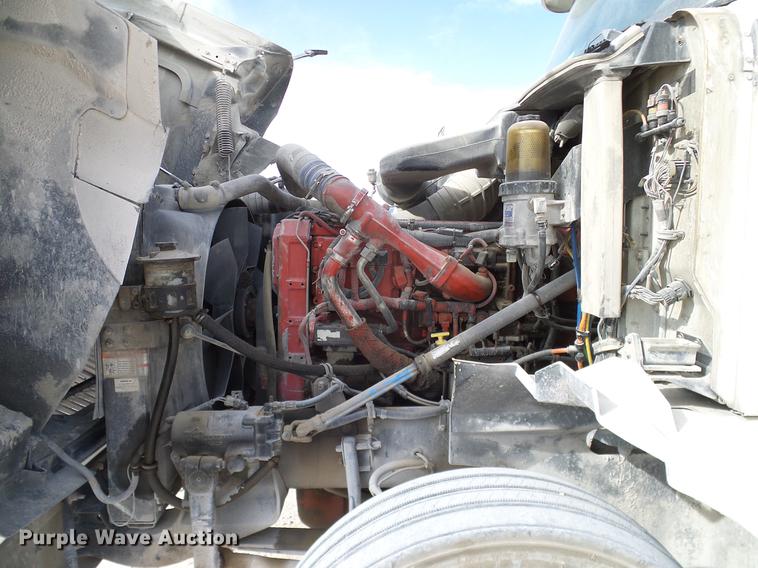 image for item DD1300 2007 International 9400i semi truck