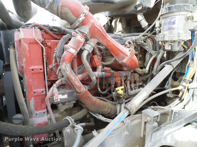 image for item DD1300 2007 International 9400i semi truck