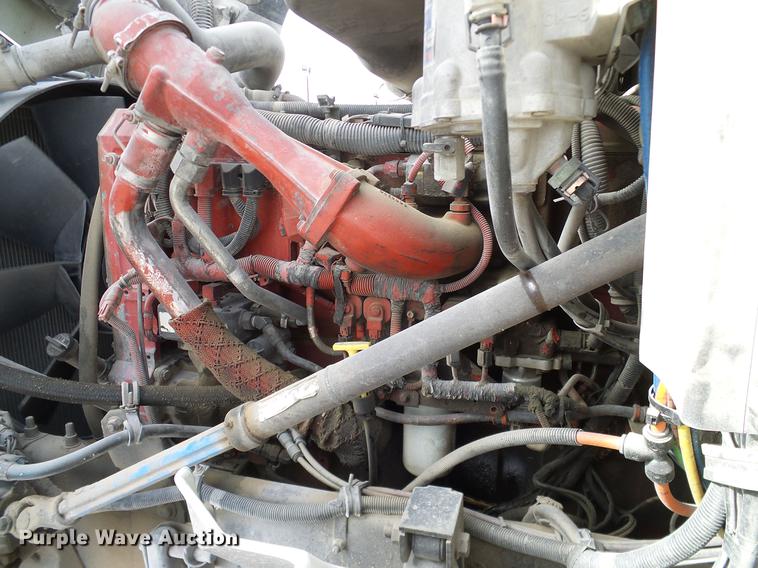 image for item DD1300 2007 International 9400i semi truck