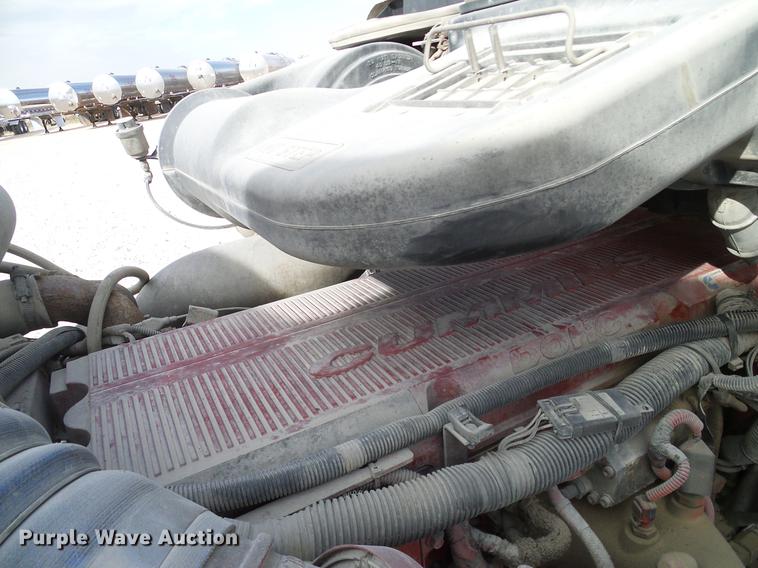 image for item DD1300 2007 International 9400i semi truck