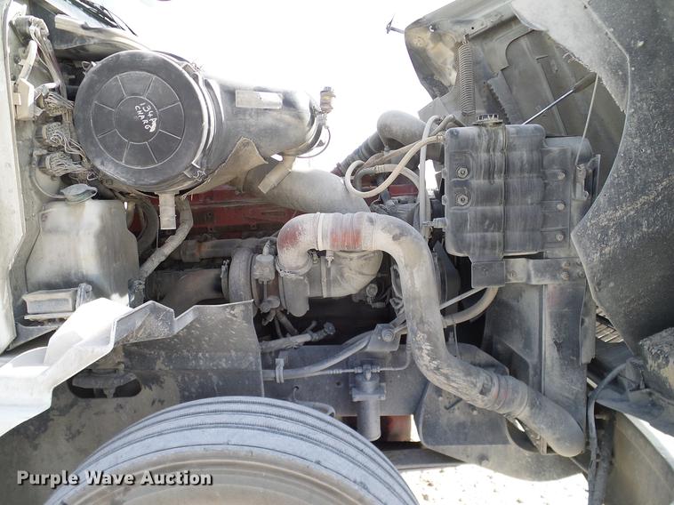 image for item DD1300 2007 International 9400i semi truck