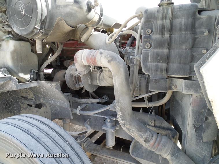 image for item DD1300 2007 International 9400i semi truck