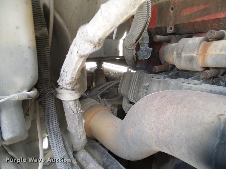 image for item DD1300 2007 International 9400i semi truck