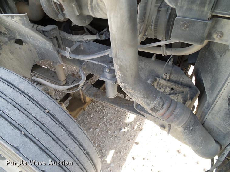 image for item DD1300 2007 International 9400i semi truck