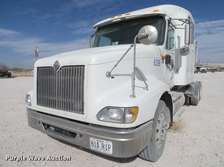image for item DD1300 2007 International 9400i semi truck