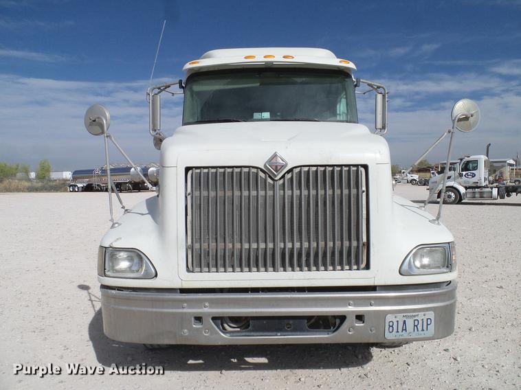 image for item DD1300 2007 International 9400i semi truck
