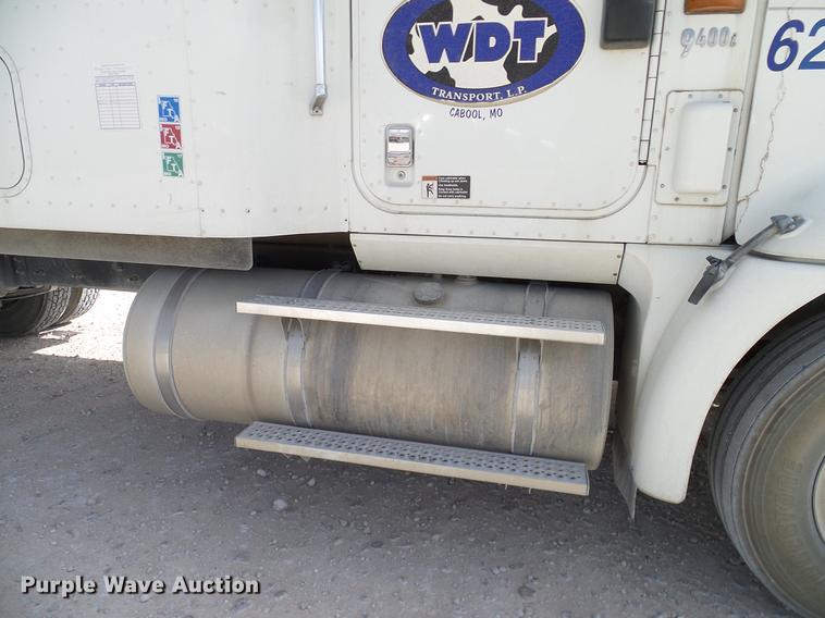 image for item DD1300 2007 International 9400i semi truck