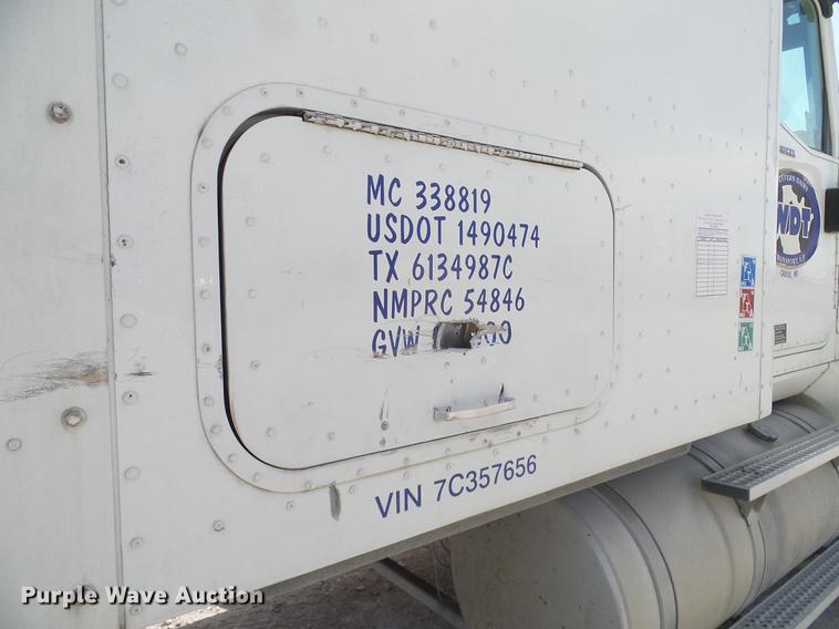 image for item DD1300 2007 International 9400i semi truck