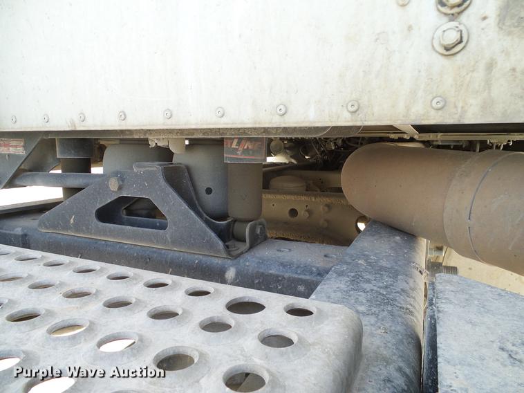 image for item DD1300 2007 International 9400i semi truck