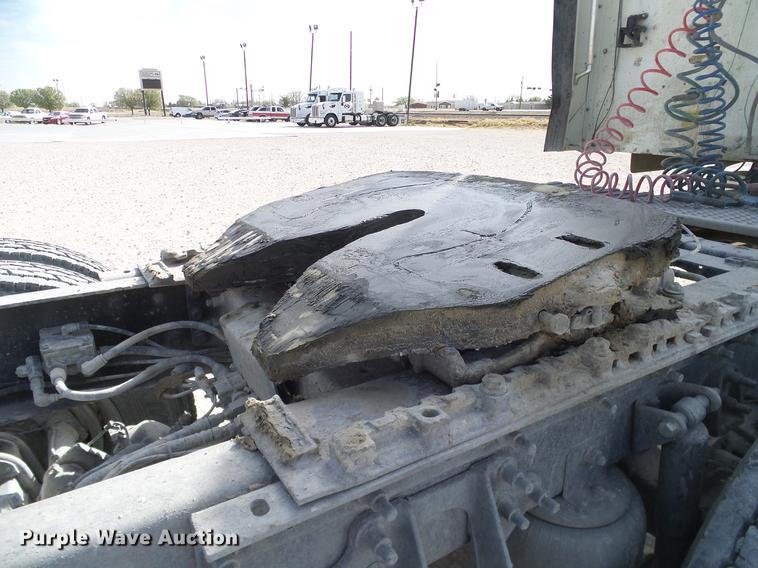 image for item DD1300 2007 International 9400i semi truck