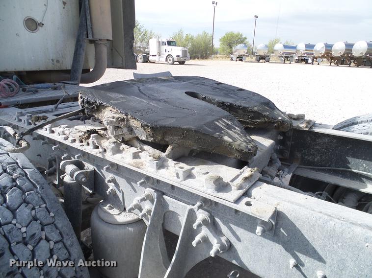 image for item DD1300 2007 International 9400i semi truck