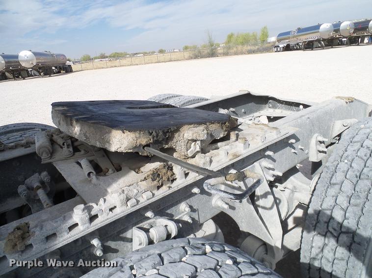 image for item DD1300 2007 International 9400i semi truck