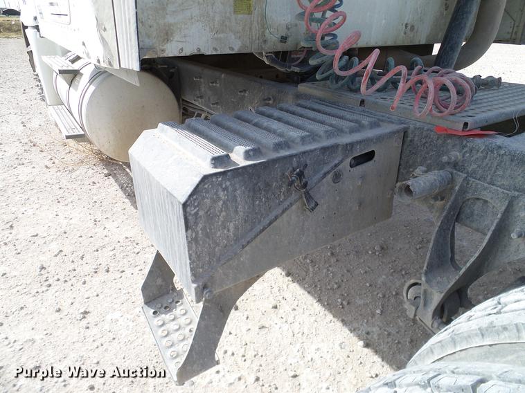 image for item DD1300 2007 International 9400i semi truck