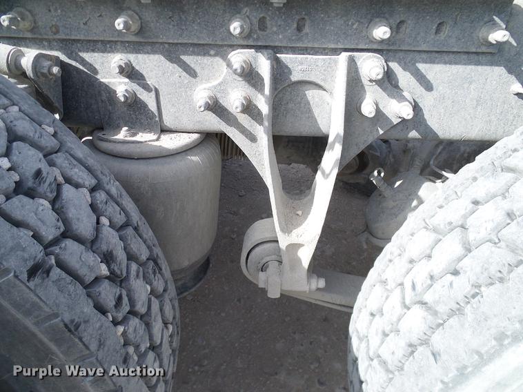 image for item DD1300 2007 International 9400i semi truck