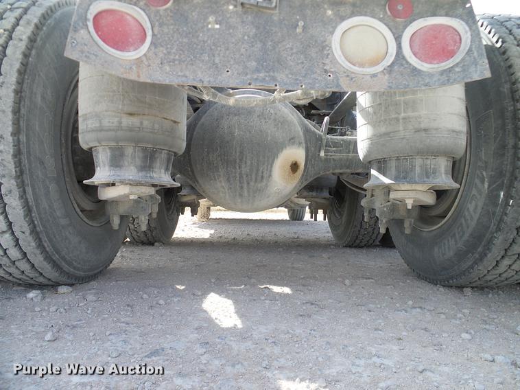 image for item DD1300 2007 International 9400i semi truck