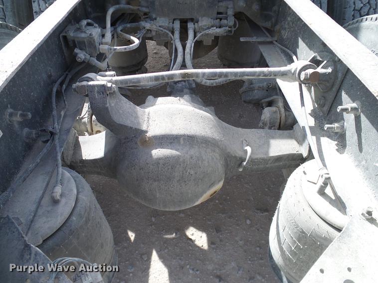 image for item DD1300 2007 International 9400i semi truck