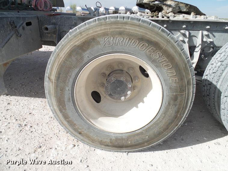 image for item DD1300 2007 International 9400i semi truck