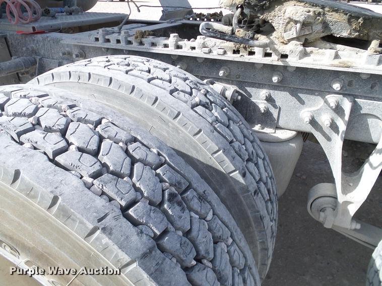 image for item DD1300 2007 International 9400i semi truck