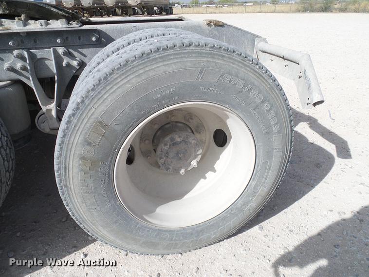 image for item DD1300 2007 International 9400i semi truck