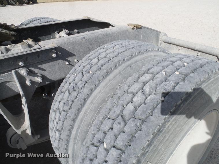 image for item DD1300 2007 International 9400i semi truck