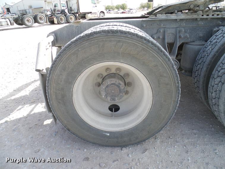 image for item DD1300 2007 International 9400i semi truck