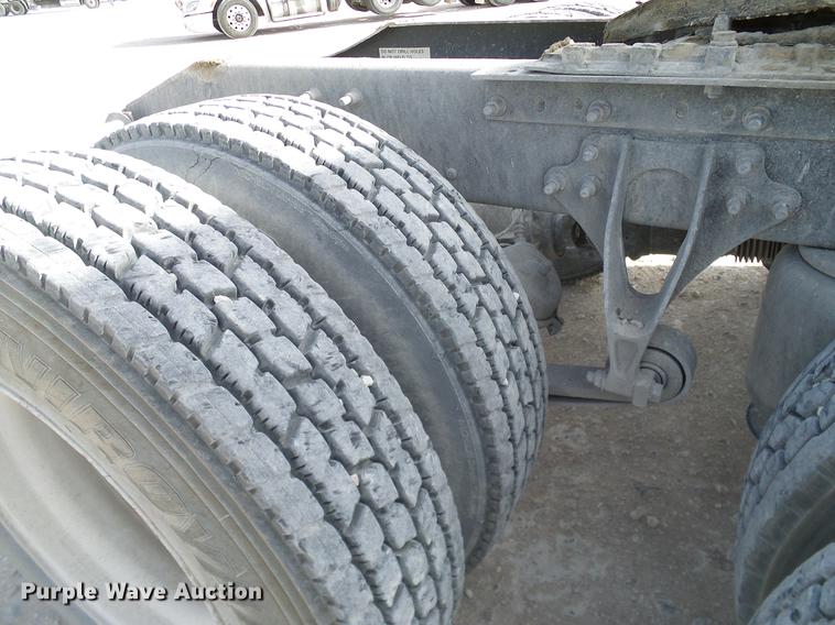 image for item DD1300 2007 International 9400i semi truck