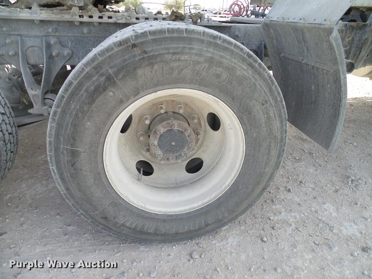 image for item DD1300 2007 International 9400i semi truck