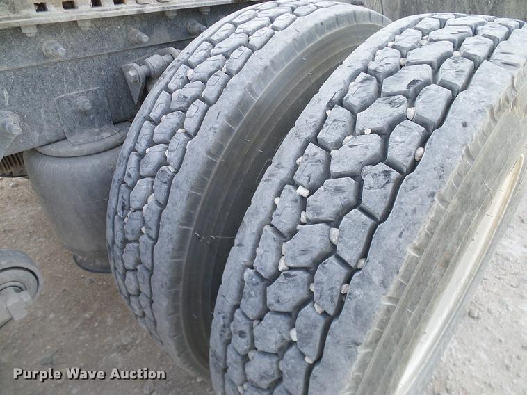 image for item DD1300 2007 International 9400i semi truck