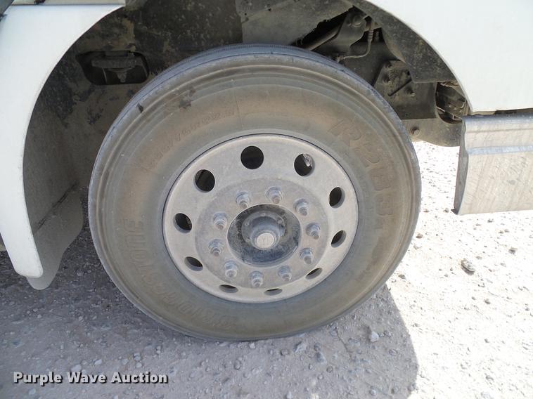 image for item DD1300 2007 International 9400i semi truck