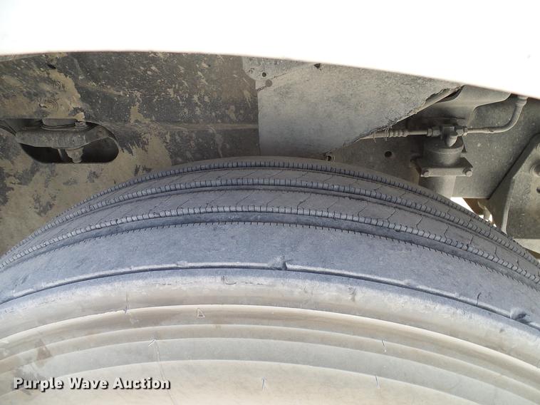 image for item DD1300 2007 International 9400i semi truck