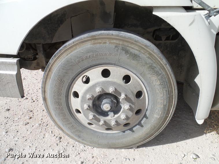 image for item DD1300 2007 International 9400i semi truck