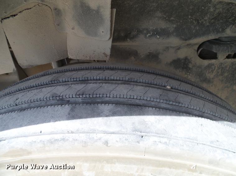 image for item DD1300 2007 International 9400i semi truck