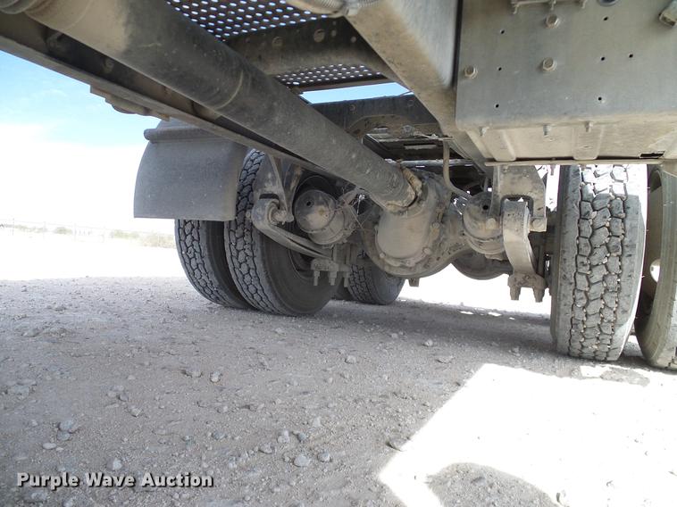 image for item DD1300 2007 International 9400i semi truck