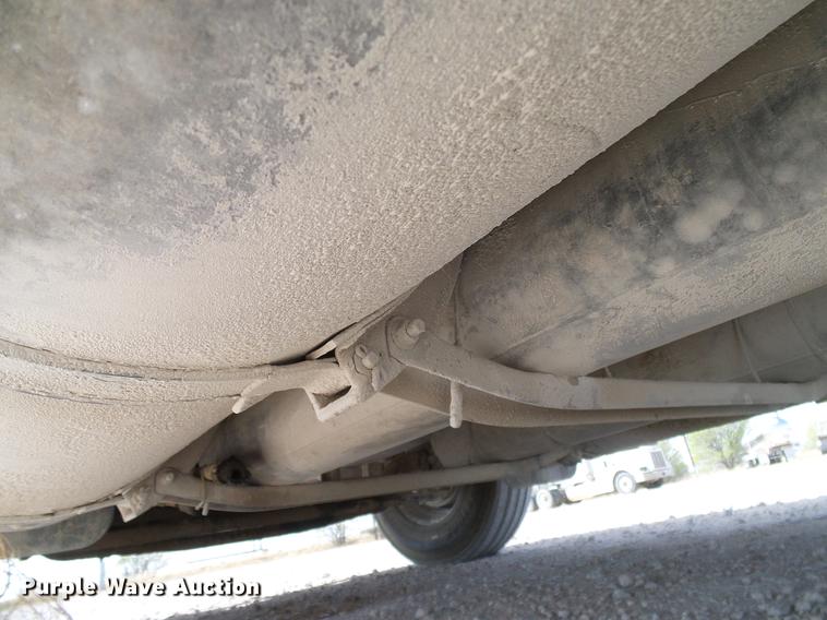 image for item DD1300 2007 International 9400i semi truck